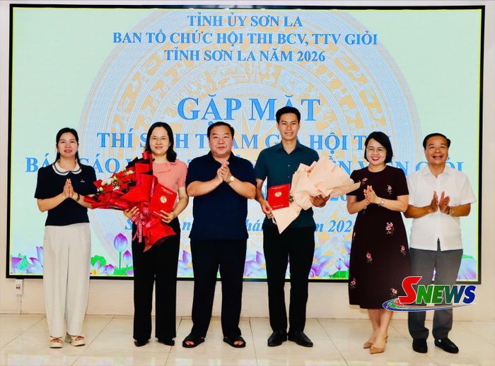 Các đồng chí lãnh đạo tỉnh tặng hoa chúc mừng các thí sinh tham dự Hội thi báo cáo viên, tuyên truyền viên giỏi khu vực I.