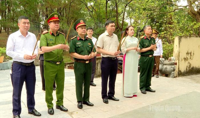 Đoàn công tác dâng hương tại Nghĩa trang liệt sĩ Quốc gia Trường Sơn.