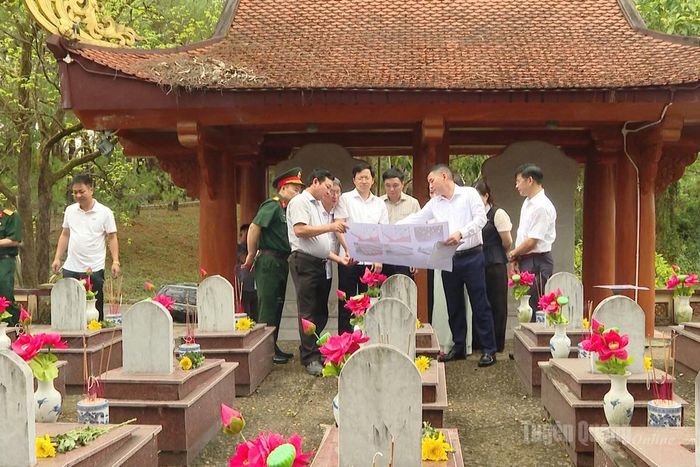  Các thành viên trong Đoàn công tác của tỉnh đã khảo sát thực tế tại hiện trường, lên kế hoạch tham mưu cho tỉnh phương án tôn tạo, sửa chữa, nâng cấp phần mộ các Anh hùng liệt sĩ quê hương Tuyên Quang…. 