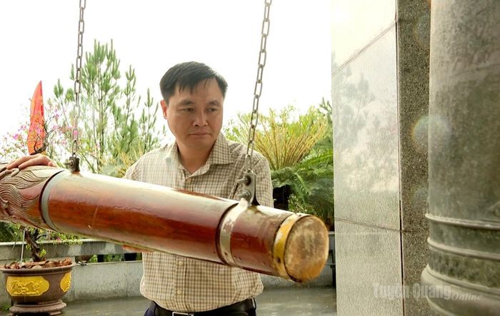 Đồng chí Đỗ Anh Tuấn thỉnh chuông tại Nghĩa trang liệt sĩ Quốc gia Đường 9.