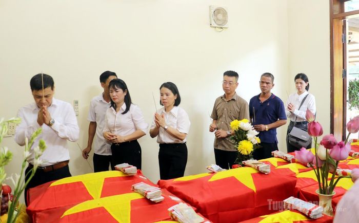 Đoàn công tác Đảng ủy và Cơ quan Ủy ban MTTQ Việt Nam tỉnh thắp hương cho các anh hùng liệt sĩ tại nhà quản Đội tìm kiếm quy tập hài cột liệt sĩ, Bộ chỉ huy Quân sự tỉnh.