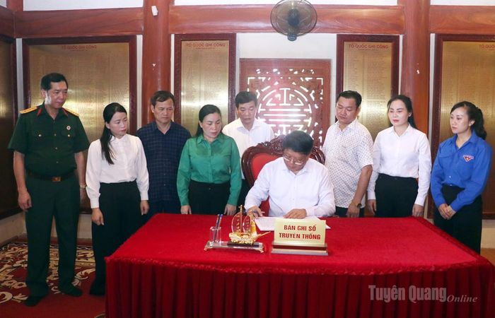 Phó Chủ tịch Thường trực Ủy ban MTTQ Việt Nam tỉnh Hà trung Kiên ghi Sổ truyền thống tại Nghĩa trang Liệt sĩ Quốc gia Vị Xuyên.