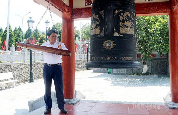 Đồng chí Hà Trung Kiên, Ủy viên Ban Thường vụ Tỉnh ủy, Bí thư Đảng ủy Ủy ban MTTQ Việt Nam tỉnh, Phó Chủ tịch Thường trực Ủy ban MTTQ tỉnh thỉnh chuông tại Đền thờ Bác Hồ và các Anh hùng liệt sĩ tại Nghĩa trang Liệt sĩ Quốc gia Vị Xuyên.