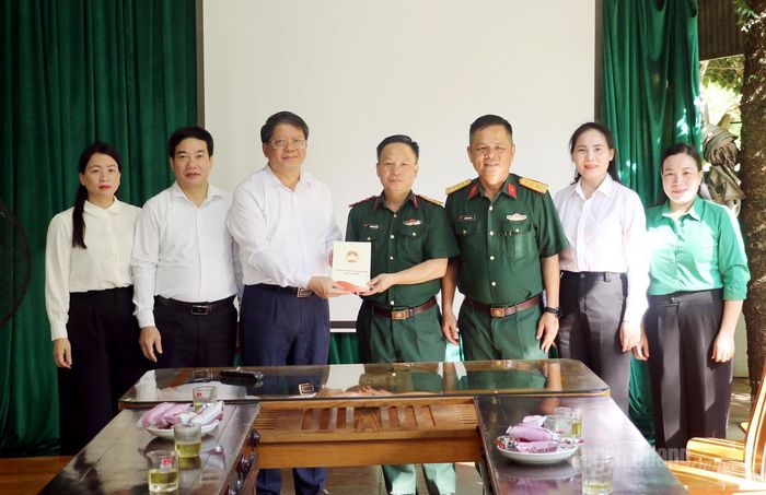 Đoàn công tác Đảng ủy và Cơ quan Ủy ban MTTQ Việt Nam tỉnh thăm hỏi, động viên cán bộ, chiến sĩ Đội tìm kiếm quy tập hài cột liệt sĩ, Bộ Chỉ huy Quân sự tỉnh.