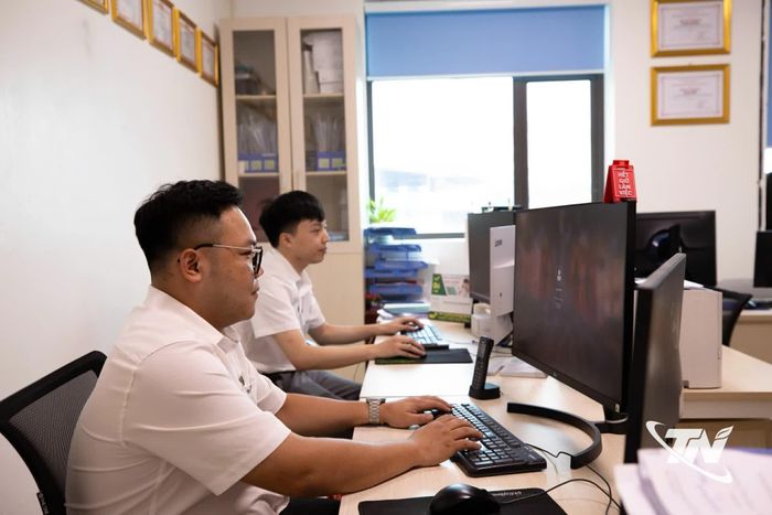 Cán bộ Bệnh viện Quốc tế Thái Nguyên vận hành hệ thống phục vụ triển khai bệnh án điện tử.