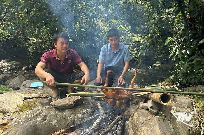 Món gà nướng được chế biến tại điểm du lịch cộng đồng ở Bản Đôn.