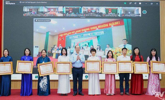 Các tập thể, cá nhân được biểu dương, khen thưởng tại Hội nghị.