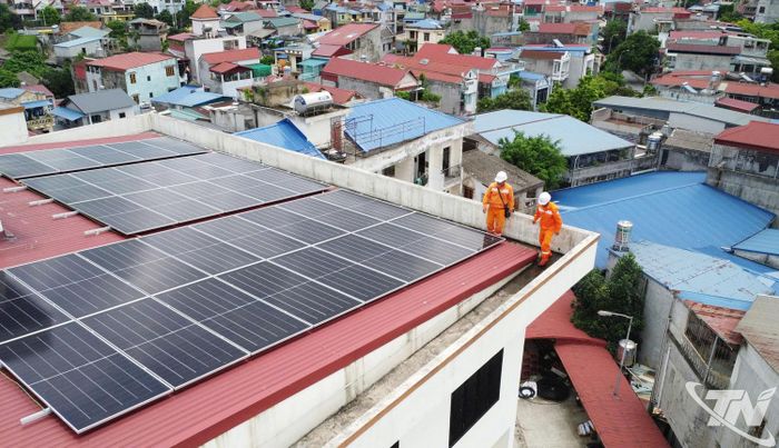Cán bộ, công nhân ngành Điện kiểm tra hệ thống điện mặt trời mái nhà, bảo đảm vận hành an toàn, ổn định và hiệu quả.