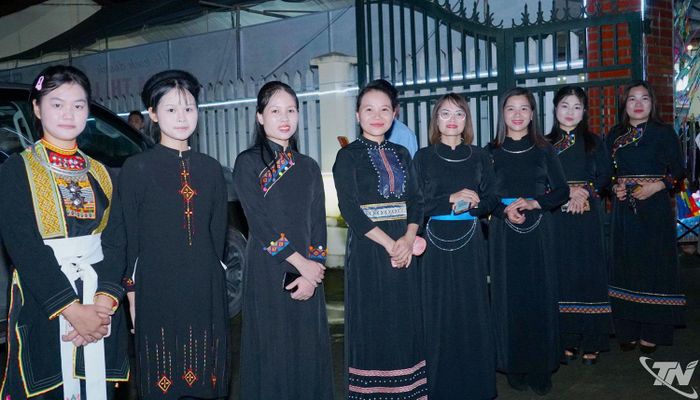 Phụ nữ dân tộc Thái đen trong trang phục truyền thống tại Chợ đêm.