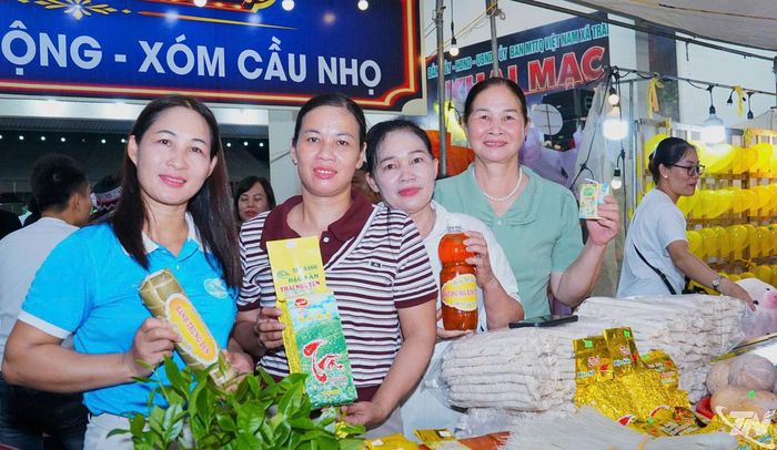 Các sản phẩm đặc trưng của địa phương như bánh chưng đen, chè Thái Nguyên, mật ong hoa rừng được bày bán và giới thiệu tại Chợ.