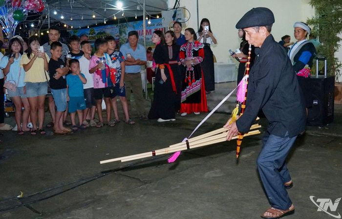 Biểu diễn khèn truyền thống tại Chợ đêm.