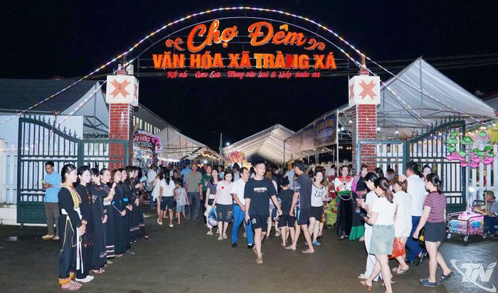 Chợ đêm xã Tràng Xá thu hút đông đảo người dân và du khách đến tham quan, mua sắm, thưởng thức các hoạt động văn hóa.