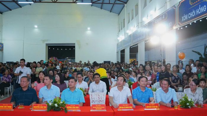 Các đại biểu, người dân và du khách dự khai mạc Chợ đêm Tràng Xá.