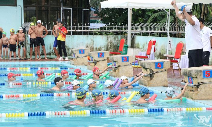 Các vận động viên nỗ lực tăng tốc trên đường đua xanh ở hạng mục thi tiếp sức trong ngày cuối cùng của Giải.