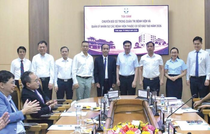  Các đại biểu tham dự một cuộc tọa đàm về chuyển đổi số trong quản trị tại bệnh viện thuộc cơ sở đào tạo năm 2026