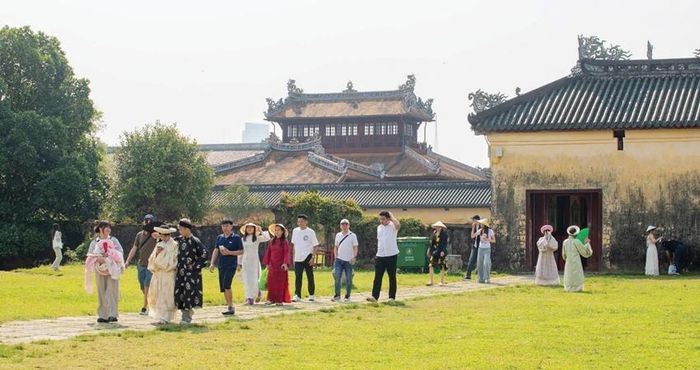 Du khách tham quan Đại Nội Huế. Ảnh: Liên Minh