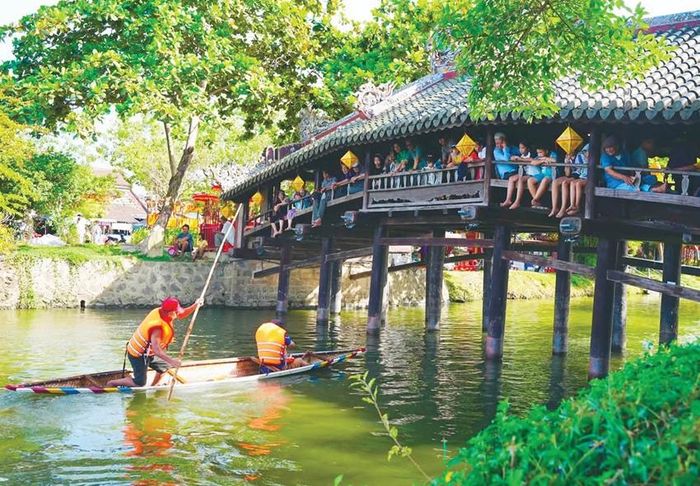 Trình diễn ghe câu tại cầu ngói Thanh Toàn (phường Thanh Thủy). Ảnh: Thanh Thủy
