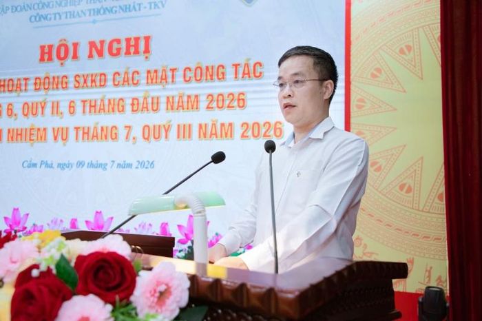 Đồng chí Đào Tuấn Anh - Phó Giám đốc Công ty báo cáo đánh giá tồn tại về công tác kỹ thuật an toàn tháng đầu năm 2026, triển khai các giải pháp 6 tháng cuối năm 2026