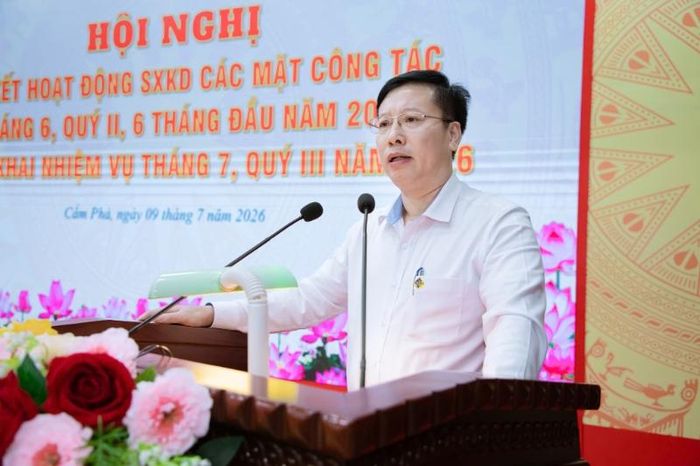 Đồng chí Đoàn Hải Nam - Phó Giám đốc Công ty báo cáo đánh giá tồn tại về công tác điều hành sản xuất 6 tháng đầu năm2026, triển khai phương hướng, nhiệm vụ 6 tháng cuối năm 2026