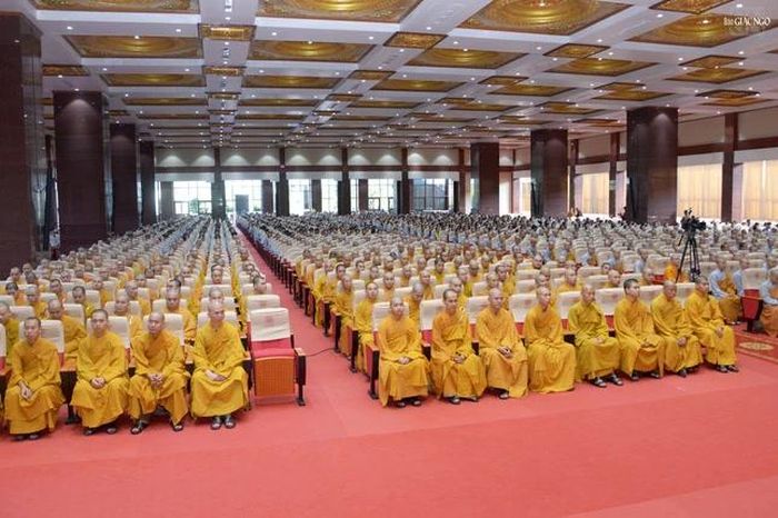 Tăng Ni sinh học viện cùng hơn 2.500 Phật tử thính pháp