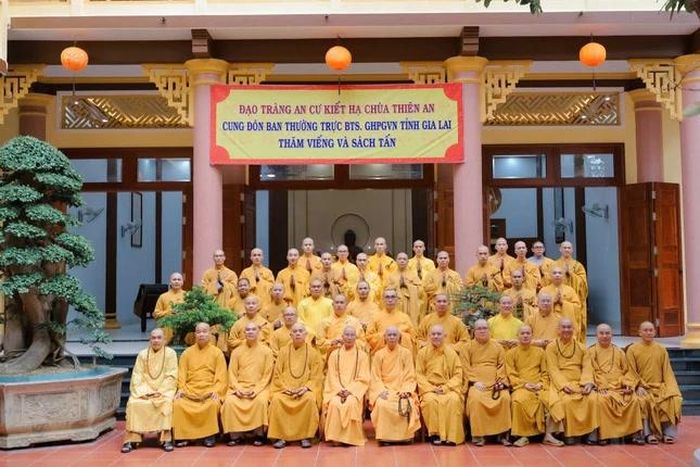 Ban Trị sự GHPGVN tỉnh Gia Lai chụp ảnh lưu niệm với hành giả an cư chùa Thiên An