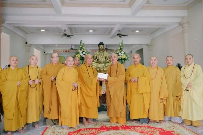 Cúng dường tại trường hạ tổ đình Thiên Đức
