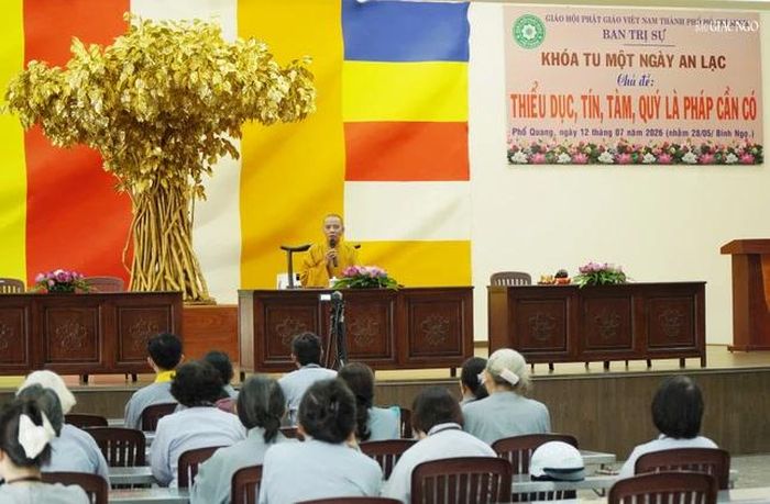 Thượng tọa Thích Minh Nhựt thuyết giảng thời pháp thoại thứ 2 tại khóa tu Ngày an lạc