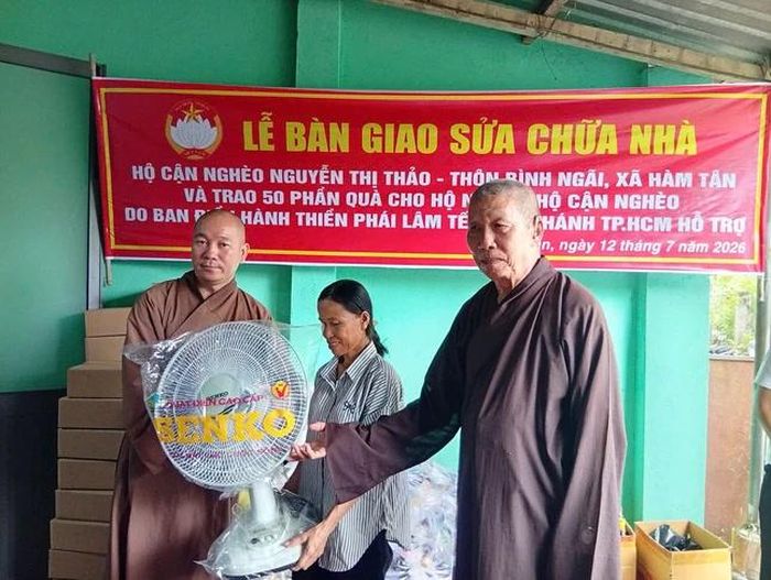 Đoàn trao quà mừng tân gia đến gia đình bà Nguyễn Thị Thảo