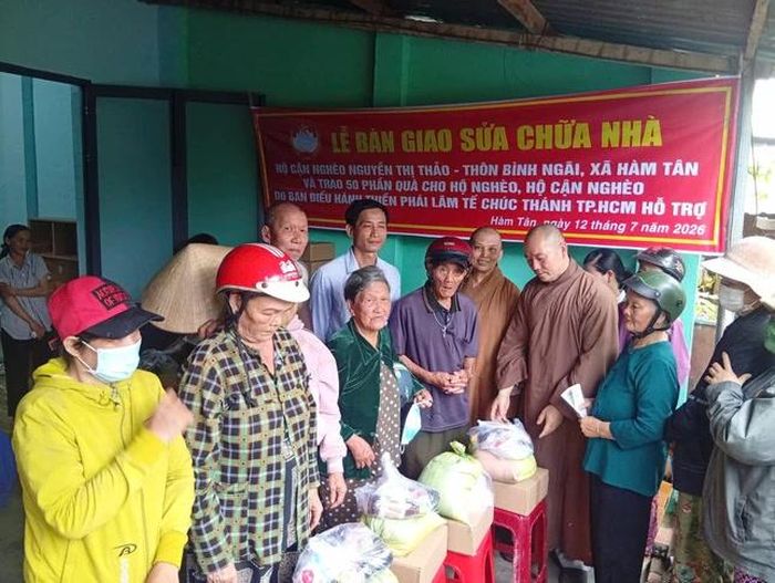 Đoàn trao quà đến những hộ khó khăn tại địa phương - Ảnh: M.G