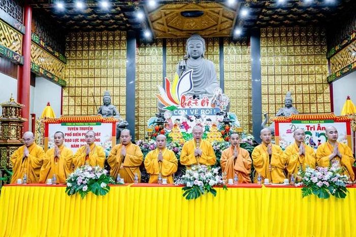 Chư tôn đức hướng dẫn các khóa sinh niệm Phật