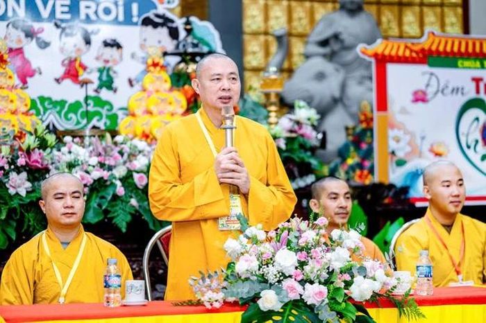 Thượng tọa Thích Tâm Đức chia sẻ ý nghĩa khóa sinh hoạt với các bạn trẻ