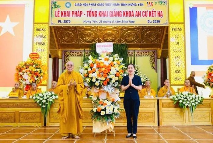 Bà Trần Thị Bích Hằng, Phó Trưởng ban Tuyên giáo và Dân vận Tỉnh ủy Hưng Yên tặng hoa chúc mừng