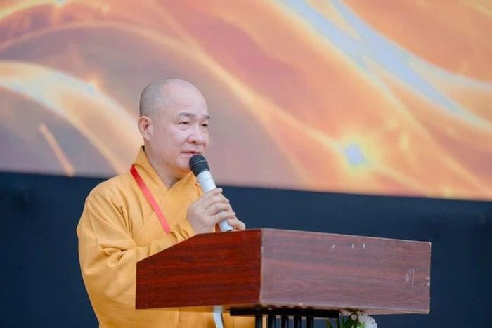 Đại đức Thích Trí Huệ báo cáo kết quả tu học và các chương trình diễn ra 4 ngày trong hội trại