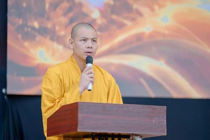 Đại đức Thích Minh Ân công bố quyết định của Trung ương Giáo hội trao Bằng tuyên dương công đức đến các tập thể có nhiều đóng góp trong công tác tổ chức hội trại