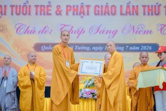 Đại diện tập thể có nhiều đóng góp trong công tác tổ chức hội trại nhận Bằng tuyên dương công đức của TƯGH