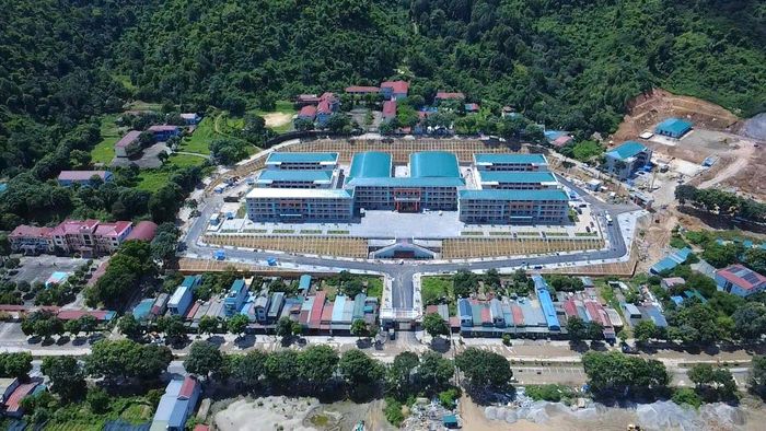 Dự án Trường phổ thông Dân tộc Nội trú liên cấp Tiểu học &THCS Phong Thổ (Lai Châu) khởi công ngày 3/11/2025, có tổng mức đầu tư 250 tỷ đồng, được xây dựng trên diện tích hơn 61.000m², nhằm nâng cao chất lượng giáo dục tại xã biên giới Phong Thổ. Công trình đang hoàn thiện những hạng mục cuối cùng, vượt tiến độ hơn 45 ngày, để kịp đón học sinh trước thềm năm học mới 2026-2027.