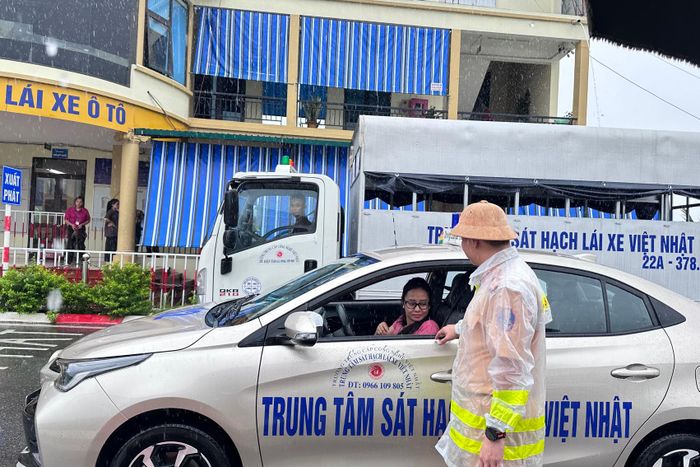 CSGT Tuyên Quang kiểm tra điều kiện thi của các học viên trước khi vào phần thi sa hình (Ảnh: Văn Trường).