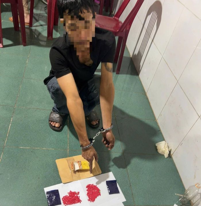 Tài xế cùng tang vật được phát hiện (Ảnh: CSGT Quảng Trị).