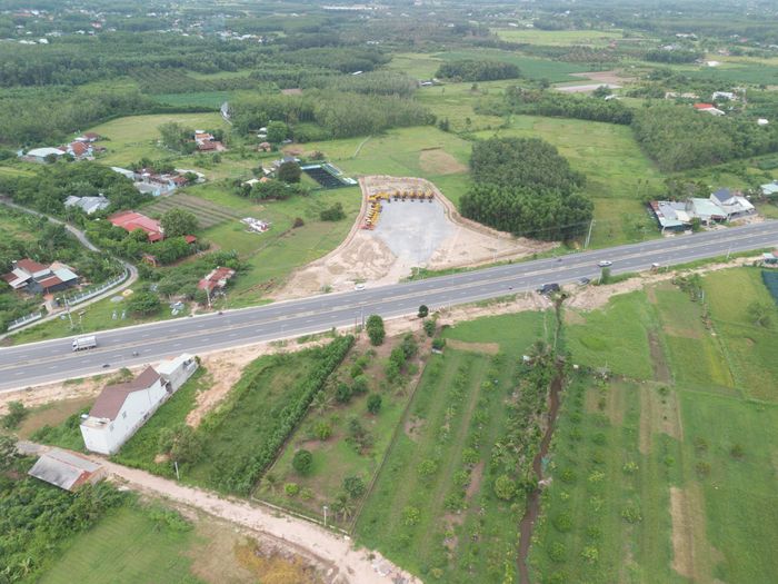 Dự án được chia thành 4 dự án thành phần. Trong đó, dự án thành phần 1 là xây dựng tuyến cao tốc theo hình thức hợp đồng BOT, với tổng mức đầu tư 10.421 tỷ đồng. Dự án đã được UBND TP.HCM khởi công vào ngày 1/7/2026.