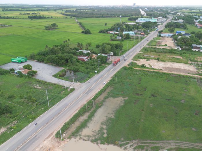 Ngoài ra, tuyến cao tốc sẽ kết nối trực tiếp với Vành đai 3 và Vành đai 4 TP.HCM, hình thành trục logistics liên hoàn từ cửa khẩu quốc tế Mộc Bài đến cảng Cát Lái và cụm cảng nước sâu Cái Mép - Thị Vải. (Trong ảnh là điểm cuối của dự án giao với quốc lộ 22 tại xã Bến Cầu, tỉnh Tây Ninh).