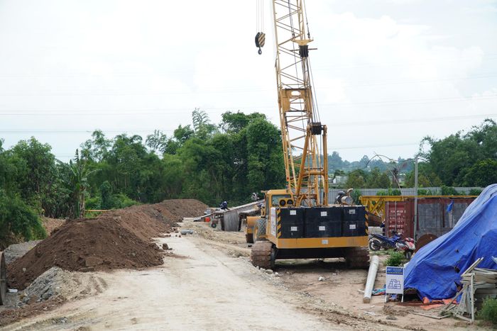 Đại diện nhà thầu cho biết, đơn vị đang thi công tổ hợp ván khuôn sản xuất dầm và tổ hợp lắp đặt cẩu long môn phục vụ hạng mục sản xuất dầm SPT. Hiện nhà thầu đã thi công cọc khoan nhồi các trụ T2, T3, T4 (27 tim cọc khoan nhồi đường kính 1,2m, chiều dài 50 - 51m) và lắp đặt cẩu long môn phục vụ hạng mục sản xuất dầm SPT.