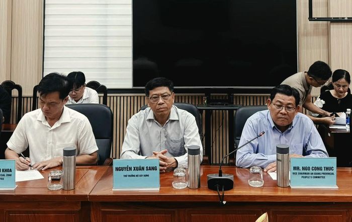 Thứ trưởng Bộ Xây dựng Nguyễn Xuân Sang cùng lãnh đạo tỉnh An Giang và đặc khu Phú Quốc tại cuộc họp. (Ảnh: Hoàng Dung)