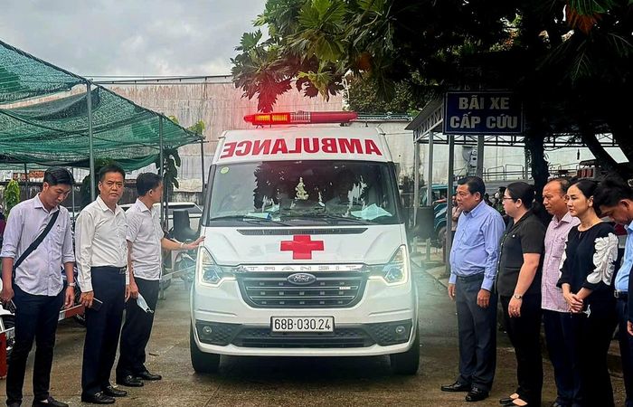 Lãnh đạo tỉnh An Giang, đặc khu Phú Quốc tiễn đưa các du khách tử nạn lên TP.HCM để bàn giao cho thân nhân theo yêu cầu từ Đại sứ quán Ấn Độ. (Ảnh: Hoàng Dung)