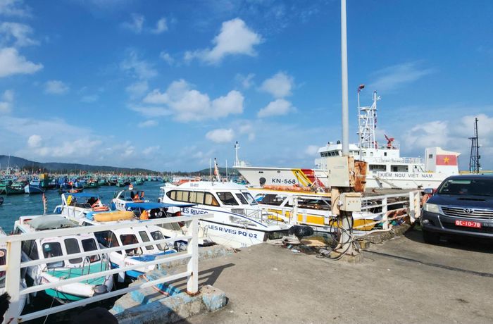 Lãnh đạo Bộ Xây dựng yêu cầu tỉnh An Giang siết chặt công tác quản lý vận tải và tổng kiểm tra an toàn giao thông đường thủy. (Ảnh: Hoàng Dung)