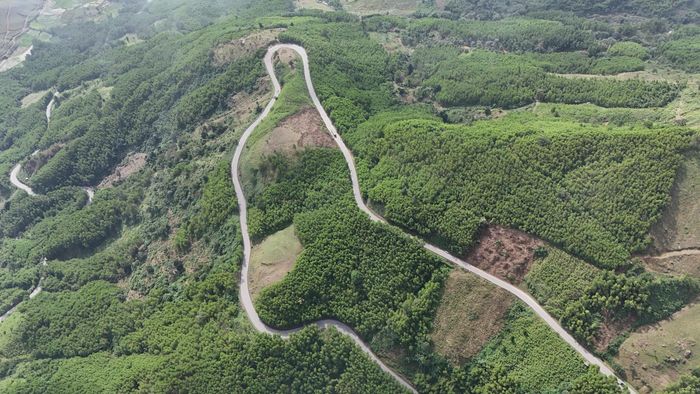 Đoạn tuyến triển khai các giải pháp nhằm hạn chế tai nạn trên QL24 có nền đường hẹp, địa hình quanh co, tiềm ẩn nguy cơ tai nạn lớn. (Ảnh: Lê Danh)