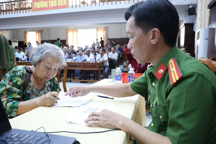Lực lượng chức năng đối chiếu, xác minh thông tin trước khi thu nhận mẫu sinh phẩm ADN.