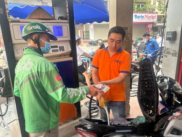 Hải quan hướng dẫn thực hiện chính sách kéo dài ưu đãi thuế đối với xăng dầu. Ảnh: Hải Anh