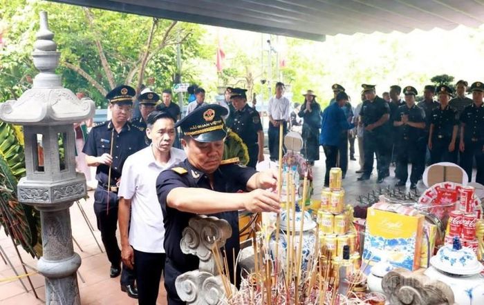  Đoàn công tác Cục Hải quan dâng hương, tri ân, tưởng nhớ các Anh hùng liệt sĩ Mặt trận Vị Xuyên trên Điểm cao 468 xã Thanh Thủy. Ảnh: Trần Kế 