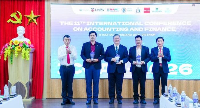  Ông Hồ Kỳ Minh - Phó Chủ tịch UBND Tp. Đà Nẵng (bên trái) trao kỷ niệm chương cho các đơn vị đồng tổ chức ICOAF 2026 