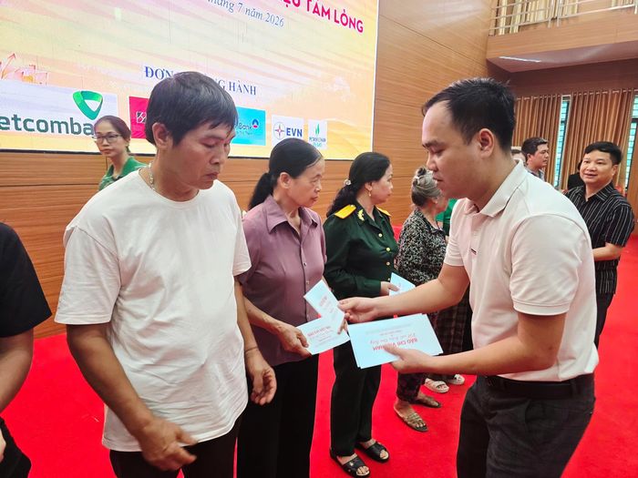Mỗi món quà trao đi là sự kết nối của những tấm lòng nhân ái, góp phần lan tỏa truyền thống nghĩa tình và tinh thần tương thân tương ái